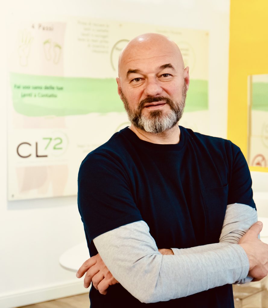 Mauro Frisani, contattologo, nel centro CL72 di Torino